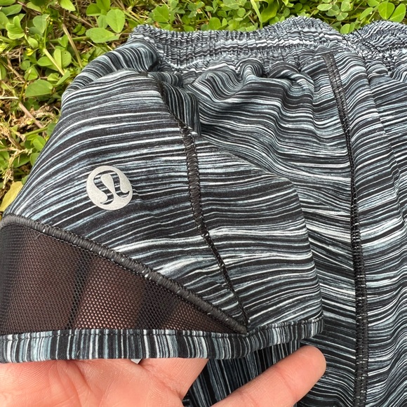 Lululemon Hotty Hot Short II Low Tide Alpine White Black / Black size 6 - Picture 5 of 7